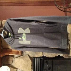 Under Armer hooded pullover
